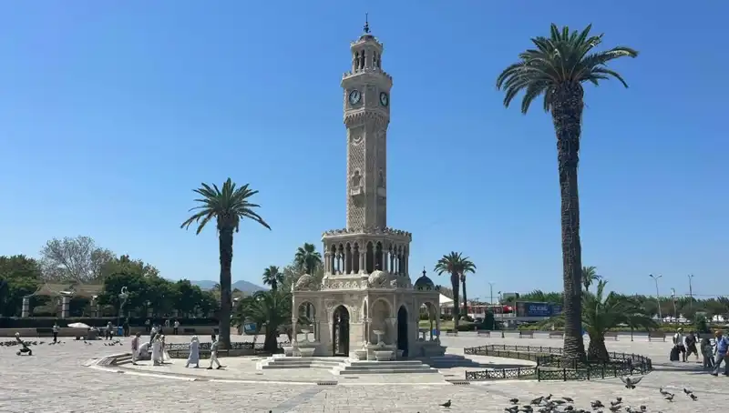 İzmir'de Sıcak Hava Dalgası: Meydanlar Boş, Vatandaşlar Evde Saklanıyor!