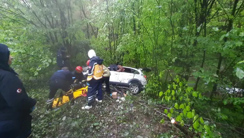Direksiyon Hakimiyetini Kaybeden Araç Ormana Uçtu: 2 Ölü, 3 Yaralı