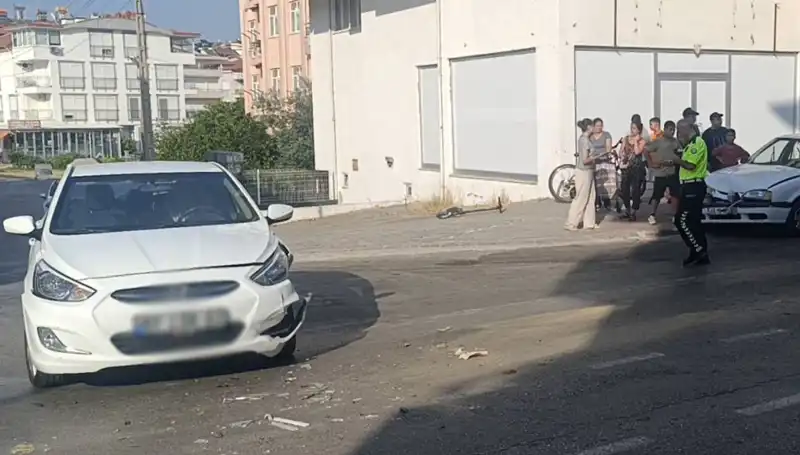 Antalya’da İki Otomobil Çarpıştı: Savaş Alanına Dönen Cadde