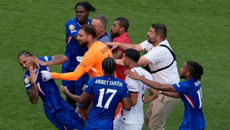 Dev Finalde Şok Görüntüler: Teknik Direktörden Futbolcuya Yumruk