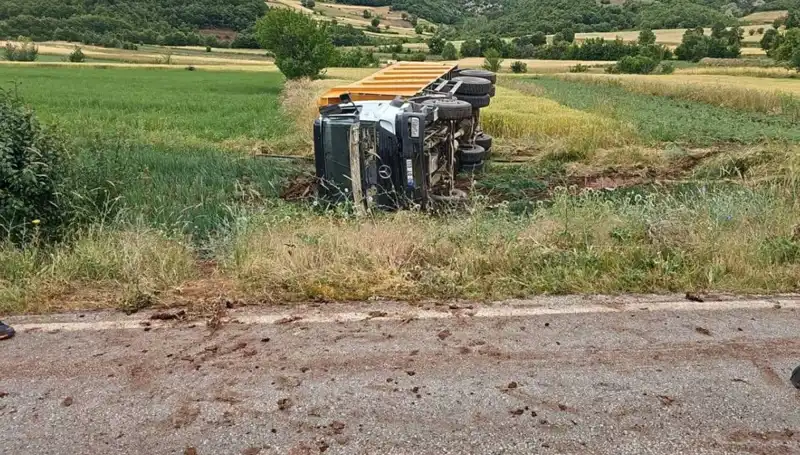 Tokat’ta Devrilen Kamyon Kazası: Sürücü Hayatını Kaybetti