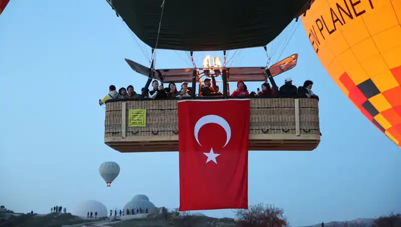 Kapadokya'nın Büyüsünde 23 Nisan Coşkusu: Balonlar Türk Bayraklarıyla Havalandı