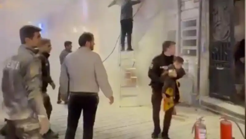 Beyoğlu'nda Yangın Anı: Küçük Çocuk Büfede Mahsur Kaldı