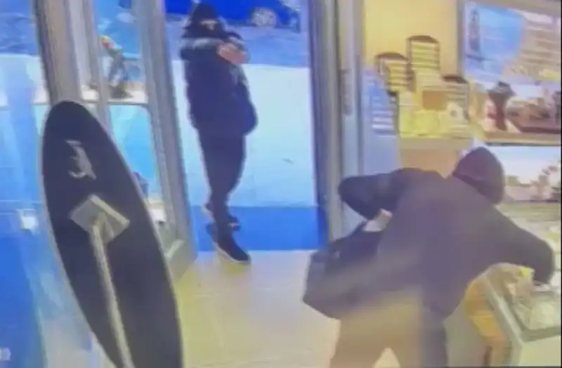 Ümraniye'de Maskeli Soyguncular Gece Yarısı Dükkan Bastı