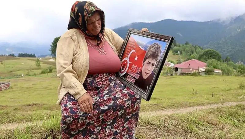 DEM Parti'den Duygusal Bayram Ziyareti: Eren Bülbül'ün Annesine Destek