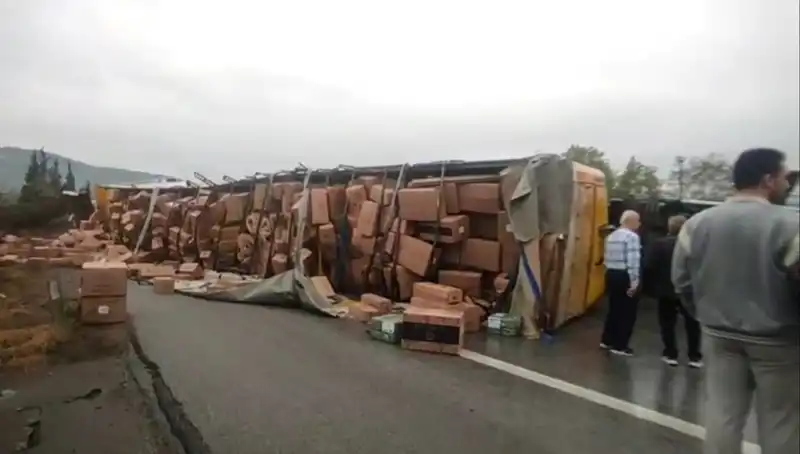 TEM Otoyolu'nda TIR Devrildi, Ankara Yolu Ulaşıma Kapandı!