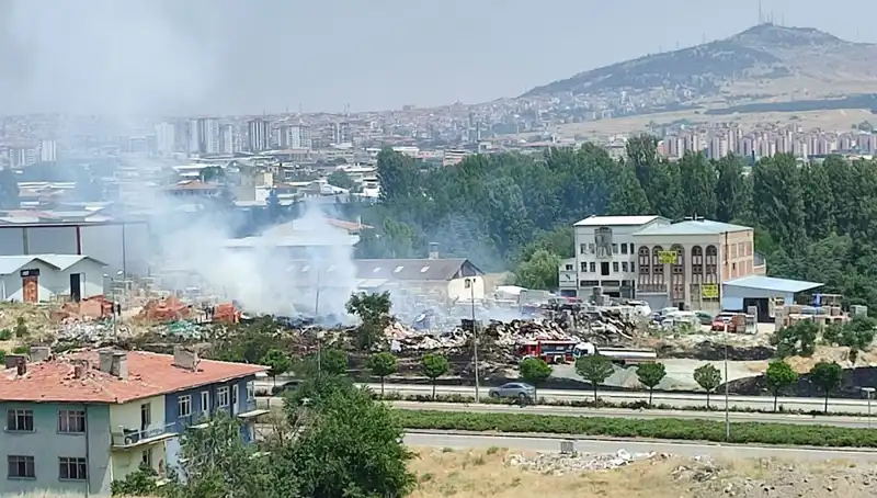 Otluk Alanda Başlayan Yangın, Depoyu Harabeye Çevirdi!