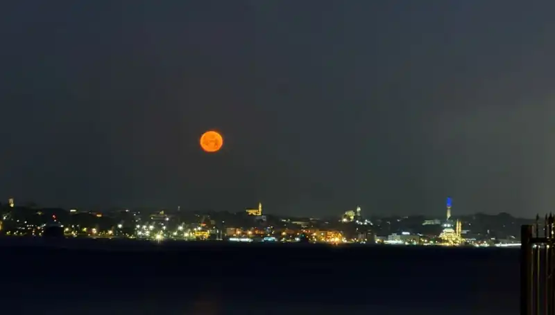 Çilek Dolunayı İstanbul'u Süsledi: Görsel Şölen Gerçekleşti!