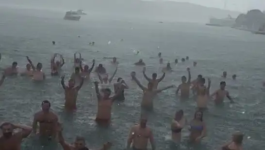 İstanbul'da Yazın Son Dakika Sürprizi: Bebek'te Yağmura Rağmen Denize Giren Kalabalık