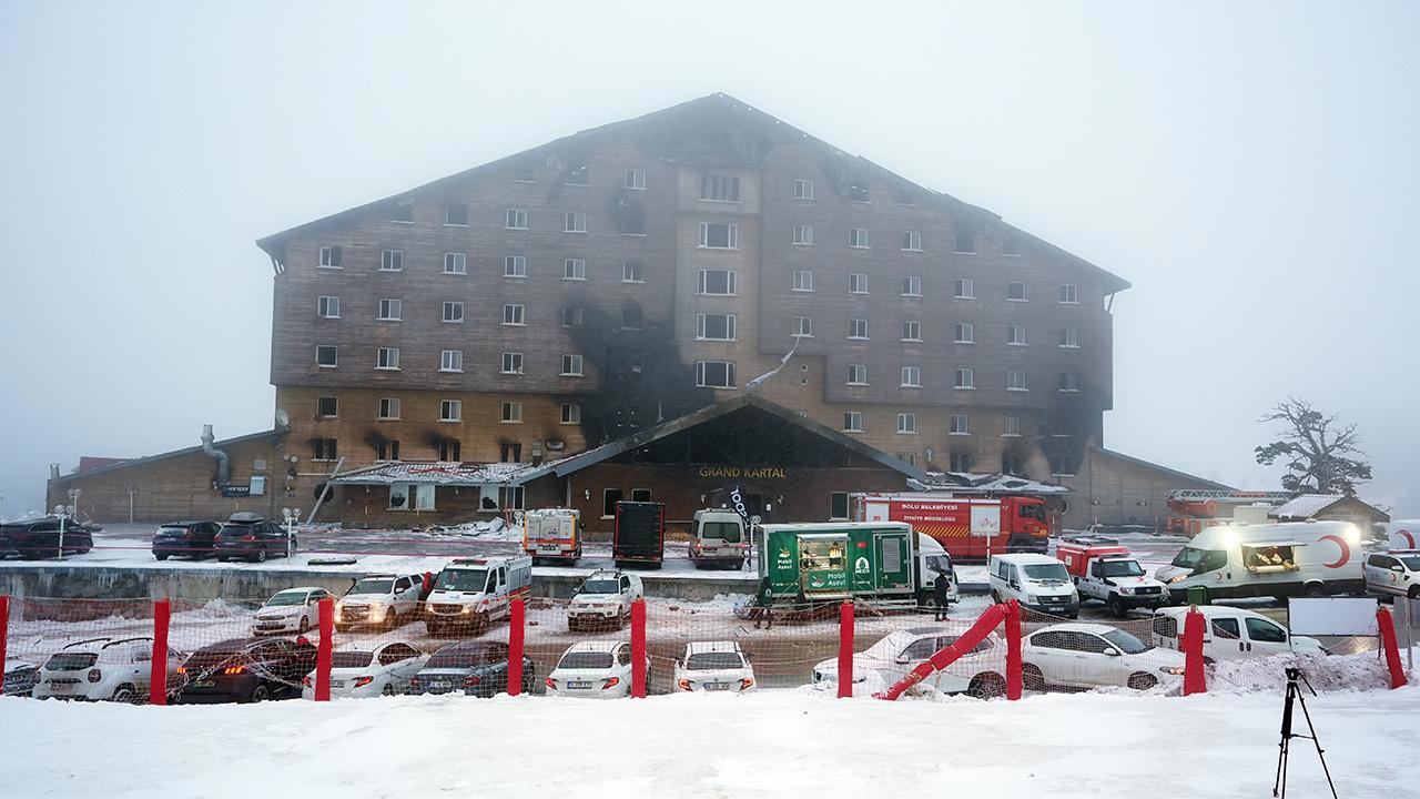 Kartalkaya'da Otel yangınında ekipler çalışmalarını sürdürüyor