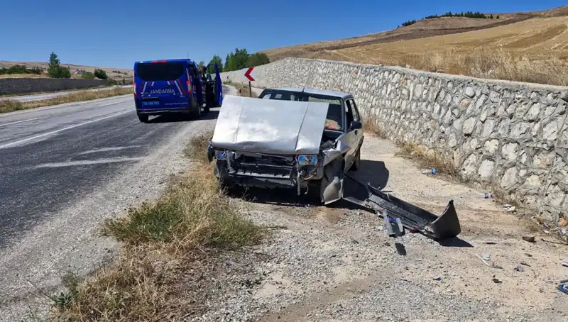 Kontrolden Çıkan Otomobil Korkunç Kazaya Neden Oldu: 2 Yaralı