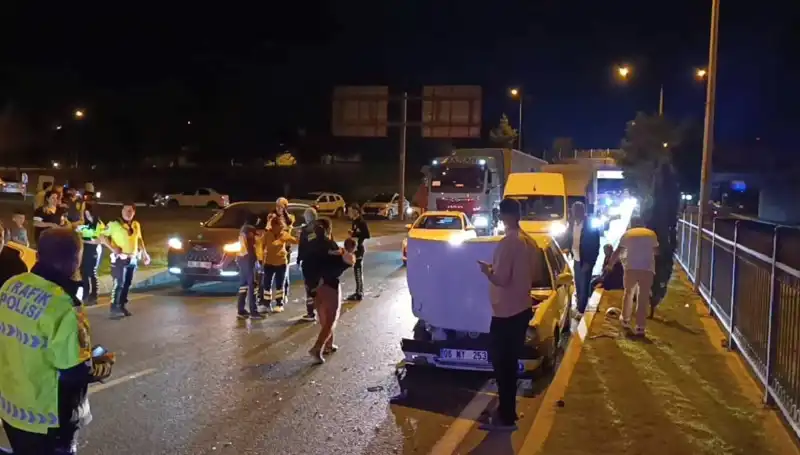 Otoyolda Kuralsız Geri Dönüş Yapan Araç Kaza Yaptı: İki Çocuk da Yaralı