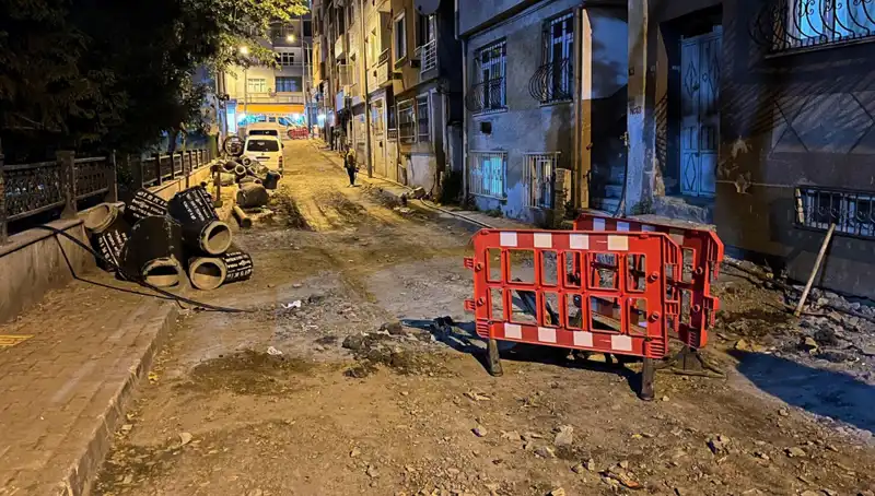 Bayrampaşa'da Altyapı Çalışmaları Esnasında Rögar Kapağı Patladı: Durum Tehlikeli!