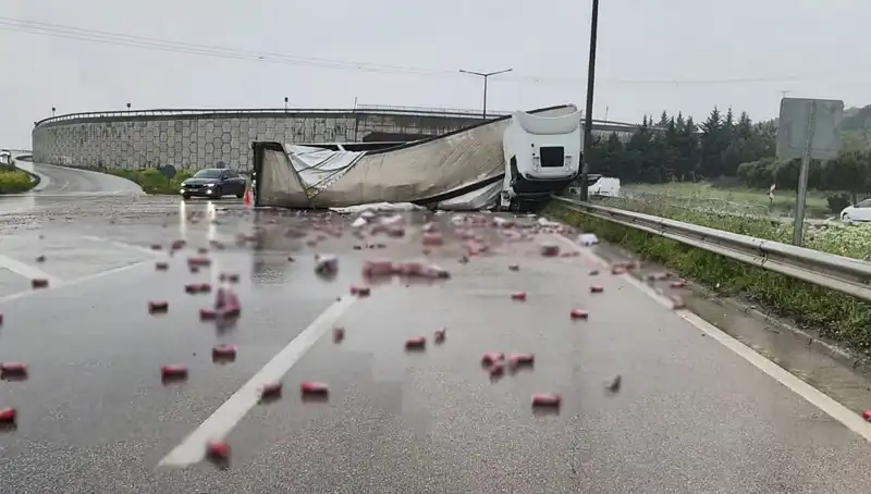 TIR Devrildi: Yolda Göz Kamaştıran İçki Yağmuru!