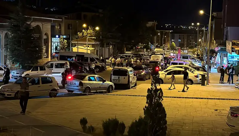 İki Ailenin Çatışması: Sokakta Büyüyen Kavga Sonucu Yaralılar Var