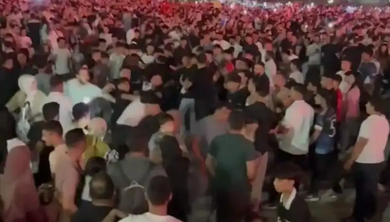 Konserde Bıçaklı Kavga: Üç Kişi Yaralandı, Olay Yerinde Panik!