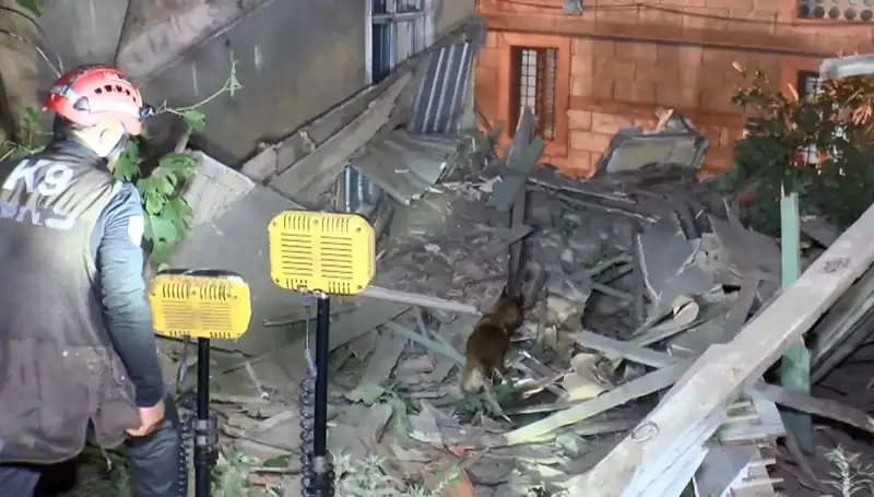İstanbul'da Deprem Sonrası Hasar Gören Bina Çöktü: Detaylar Duygulandırıyor!