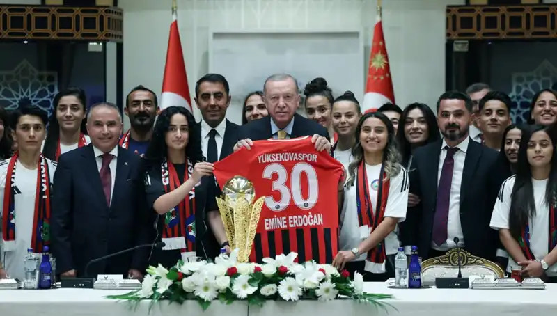 Cumhurbaşkanı Erdoğan, Yüksekovaspor Kadın Futbol Takımı'nı Kabul Etti: Sporda Yeni Bir Sayfa Açılıyor