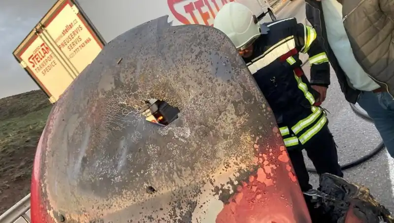 Seyir Halindeki Otomobil, Alev Alev Yandı: Olay Anı Kamerada!