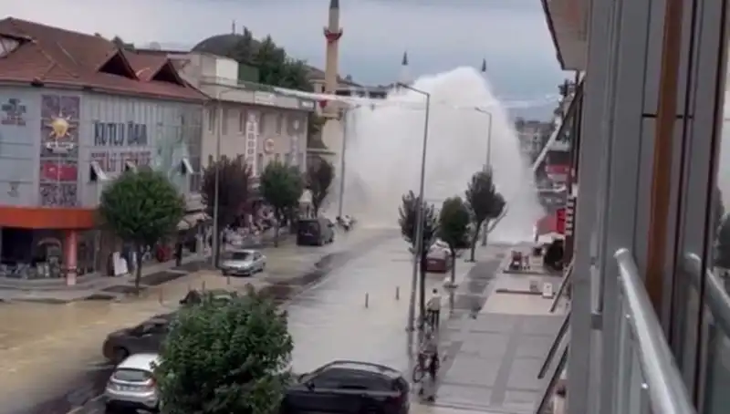 İçme Suyu Hattının Patlaması: Şehir Merkezinde Su Fıskırması Yaşandı