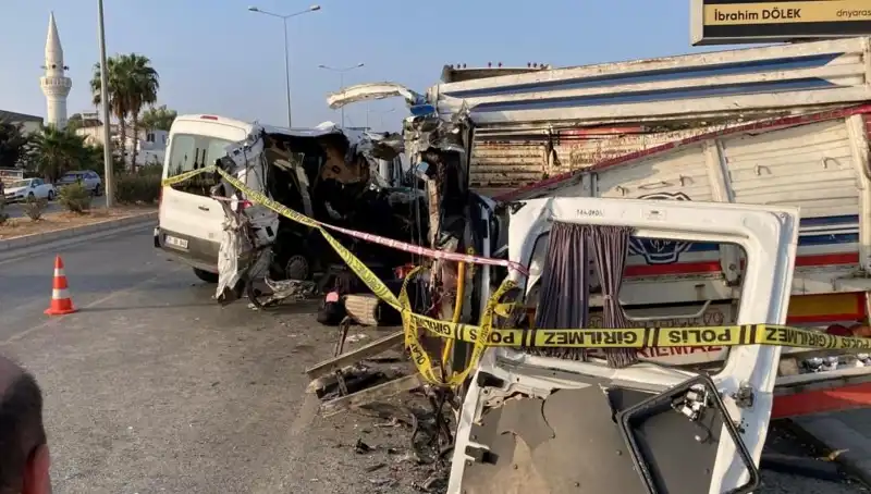Mersin'de Tatil Yolunda Korkunç Kaza: İki Can Aldı, On Yaralı
