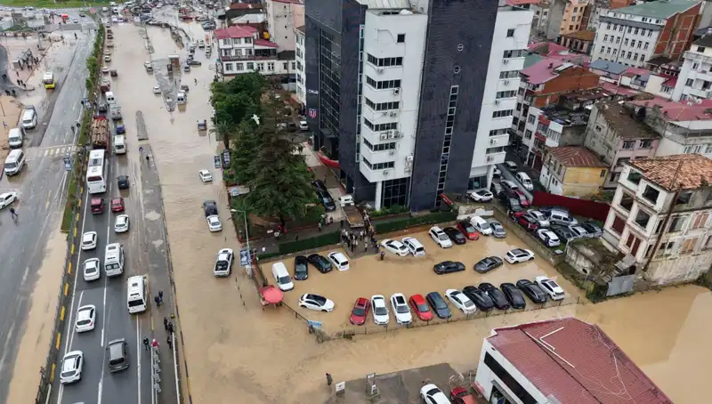 Trabzon'da Sel Felaketi: Kayıp Kişi Aranıyor, Şehir Dibe Vurdu