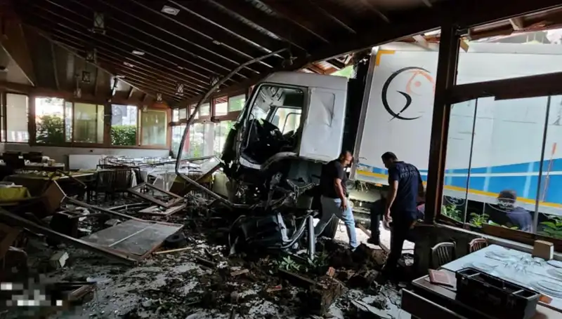 Freni Boşalan Kamyon, Restoranın İçine Daldı: O Anlar Kameralara Yansıdı