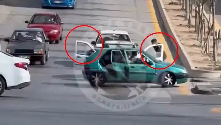 Trafikte Bıçak ve Kılıçla Saldırganlar Gözaltına Alındı: Olayın Detayları!