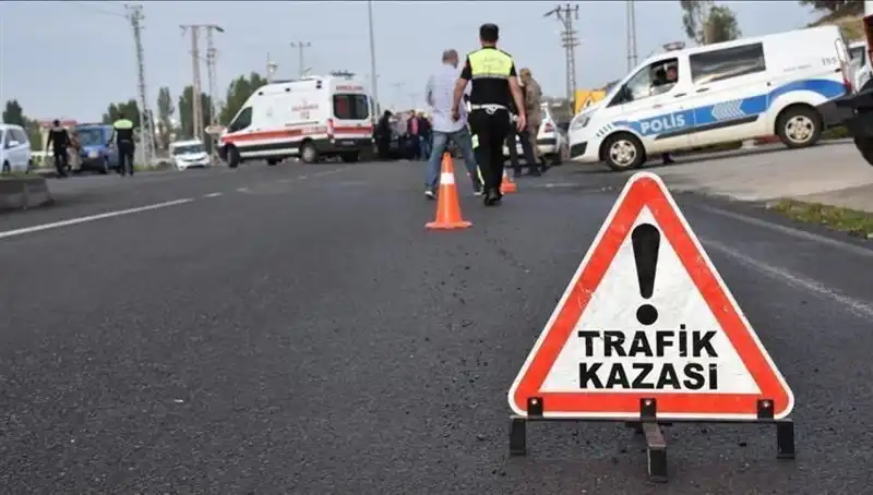 Antalya'da Otomobil Kanala Devrildi: İki Kişi Yaralandı, Olayın Ayrıntıları