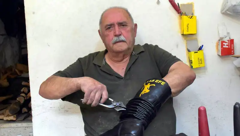 Tireli Hasan Usta, 64 Yıldır Geleneksel Mesleğini Sürdürüyor: Eşsiz Bir Usta