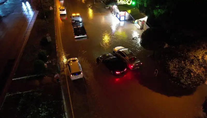 Adana'da Sağanak Yağış: Cadde ve Yollar Sular Altında Kaldı
