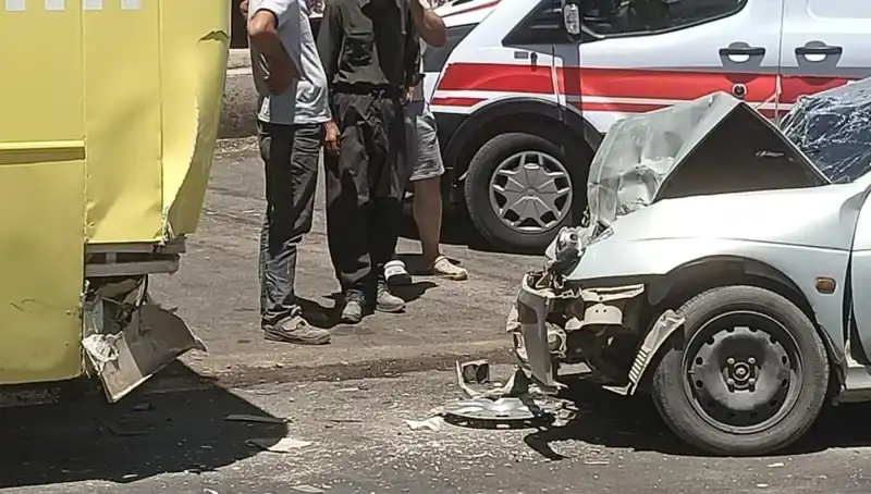 Halk Otobüsü ve Otomobil Çarpıştı: İki Yaralı, Trafik Kargaşası Yaşandı
