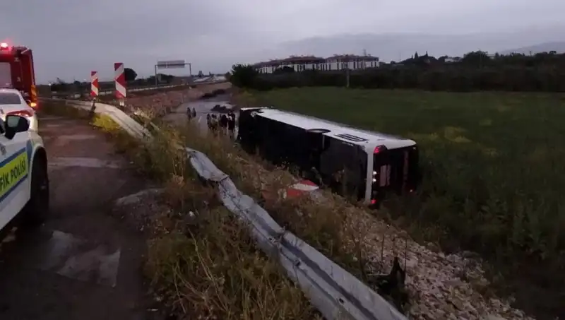 Manisa'da Yolcu Otobüsü Kazası: Feci Kaza Sonrası Yaralılar Hastaneye Kaldırıldı
