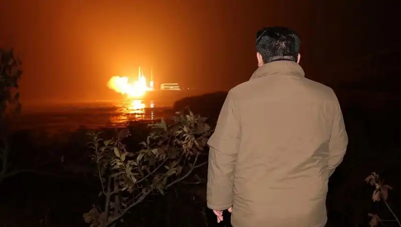 Kuzey Kore'nin Silahlanma Yarışı: Faturayı Kim Ödüyor?