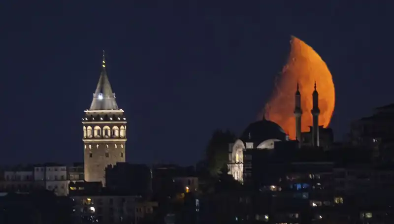 İstanbul'da Yarım Ay Astronomleri Büyüledi: Görsel Şölen