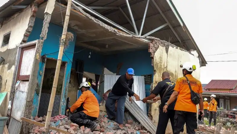 Endonezya'da Şiddetli Deprem: 5.7 Büyüklüğünde Sarsıntı ile 8 Ev Çöktü