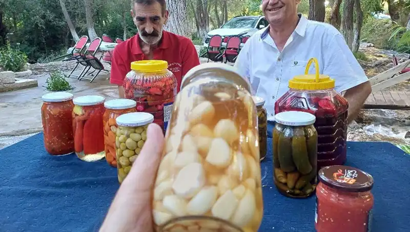 Araban Sarımsağıyla Yapılan Turşu, Sağlık ve Lezzeti Bir Arada Sunuyor