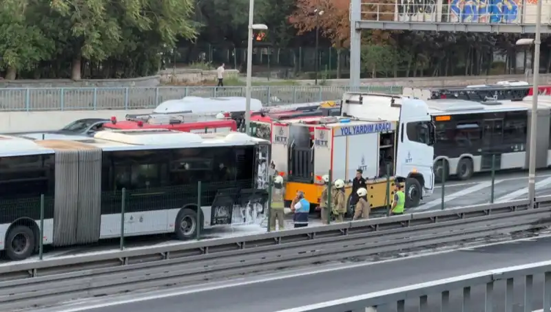İstanbul'da Metrobüs Alev Alev Yandı: Trafikte Korkunç Kaos!