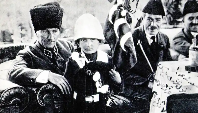 Unutulmaz Fotoğrafın Hikayesi: O Şapkanın Altında Gizli Bir Bayram Var