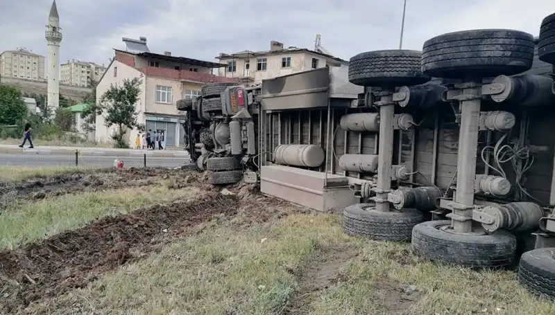 Erzurum'da Freni Boşalan TIR'ın Yolculuğu Korkunç Bir Kazayla Sonlandı