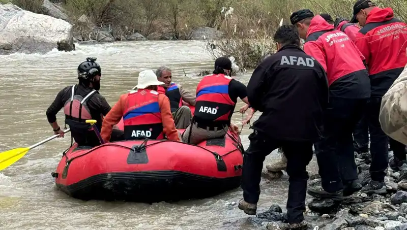 Zap Suyu Kenarında Mahsur Kalan 4 Kişinin Dramı: Kurtarma Operasyonu Başarıyla Tamamlandı