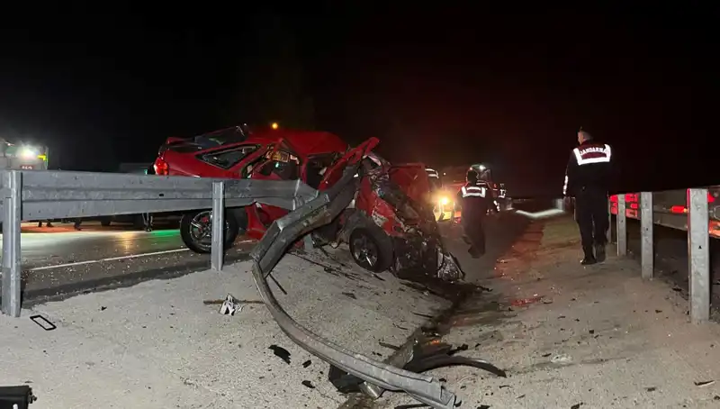 Bariyerlere Çarpan Otomobilde Felakete Neden Olan Kaza: 2 Ölü