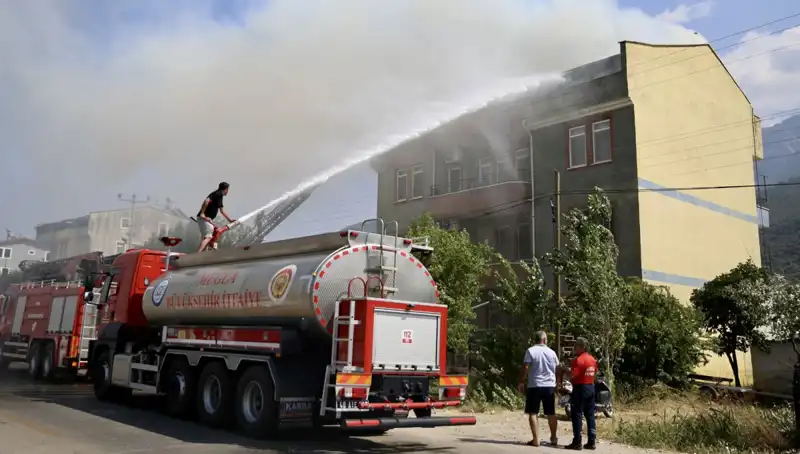 Çatı Katı Yangını Korkuttu: İstanbul’da Panik Yaran Olay!