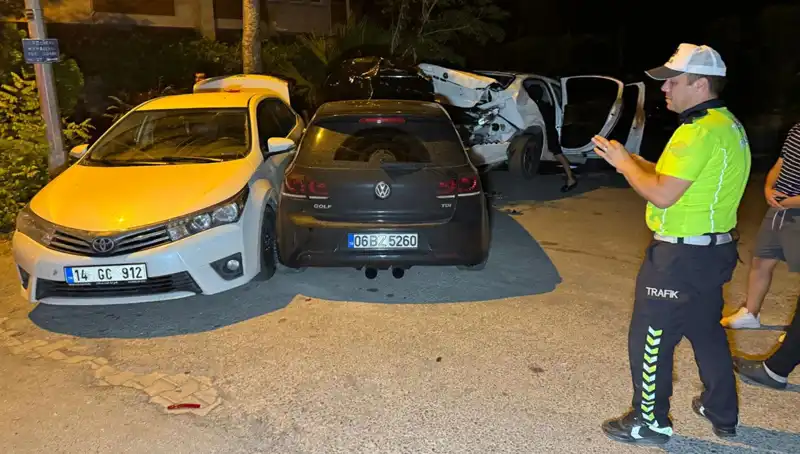 Alkollü Sürücü Sokakta Kaos Yarattı: Üç Araç Çarpıştı