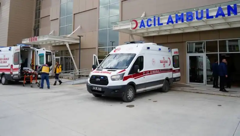 Erzincan'da Trafik Kazası: Bir Kayıp, Üç Yaralı Hayat Mücadelesi Veriyor